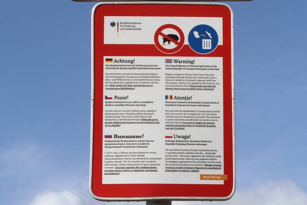 Bilder des Jahres 2020, News 09 September News Themen der Woche KW37 News Bilder des Tages Blick am Donnerstag (10.09.2020) am Parkplatz Warnowtal auf ein Schild das auf die Übertragung der Afrikanischen Schweinpest hinweist. Die Afrikanische Schweinepest breitet sich derzeit in zahlreichen europäischen Wildschweinbeständen immer mehr aus. Hinsichtlich dessen hat das Land Mecklenburg Vorpommern einen Maßnahmenkatalog aufgelegt, um die Einschleppung der ansteckenden Tierseuche zu verhindern. Wie dieser wirkt wird sich bald zeigen. Denn in Deutschland ist nach übereinstimmenden Medienangaben ein Verdachtsfall der Pest aufgetreten.