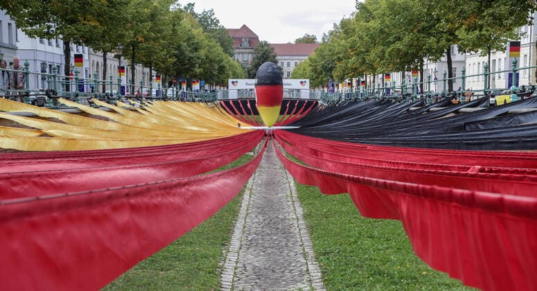 Bilder des Jahres 2020, News 09 September News Themen der Woche KW37 News Bilder des Tages EinheitsEXPO 30. Jahrestag Deutsche Einheit Potsdam, 10.09.2020: EinheitsEXPO zum 30. Jahrestag der Deutschen Einheit. Schwarz-rot-goldene Stoffbahnen fuehren zu einem Herz in den Farben Deutschlands mit Schriftzug: 30 Jahre. Begehbare Stadt-Kulisse zeigt 30 Tage lang Ausstellungen zum 30. Jubilaeum. Aufgrund der Corona-Pandemie verteilt sich die EXPO ueber das ganze Stadtgebiet. Potsdam Brandenburg Deutschland Zentrum