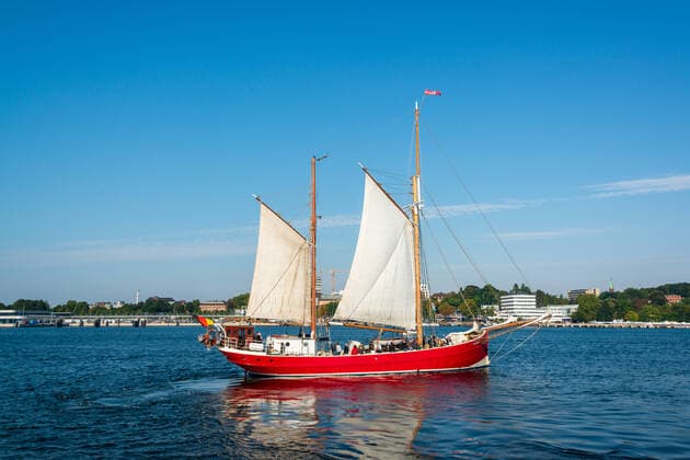 Bilder des Jahres 2020, News 09 September News Themen der Woche KW37 News Bilder des Tages Auf der Kieler Förde fand heute zur Kieler Woche 2020 die traditionelle Windjammerparade in veränderter, kleinerer Form statt. Neben den sechs klassischen Segel-Oldtimern als Führungsschiffe, begleiteten weitere Traditionssegler die Parade. Zusätzlich durften in diesem Jahr private Booteigener mit ihren Segelschiffen teilnehmen. Alle hissten die diesjährige Kieler-Woche-Flagge