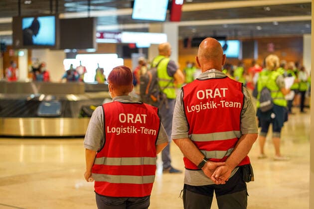 Bilder des Jahres 2020, News 09 September News Themen der Woche KW38 News Bilder des Tages Flughafen BER, Testbetrieb mit Komparsen 15.09.2020,Schönefeld,Brandenburg,Deutschland,GER,Flughafen BER Berlin Brandenburg Willy Brandt.Probebetrieb.Komparsen simulieren den Flugbetrieb.Zwei Mitarbeiter vom ORAT Logistik-Team sind ebenfalls vor Ort.