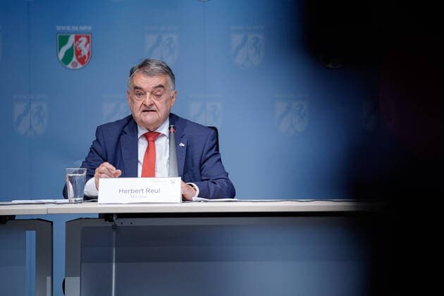 Bilder des Jahres 2020, News 09 September News Themen der Woche KW38 Innenminister von NRW bei seinem Pressestatement vom 16.09.2020 Aktuell, 16.09.2020, Duesseldorf, Innenminister von NRW Herbert Reul bei seinem Pressestatement zum Thema öRechtsextremismus in der Polizei™ am 16.09.2020 in der Staatskanzlei in Duesseldorf Duesseldorf Nordrhein-Westfalen Deutschland