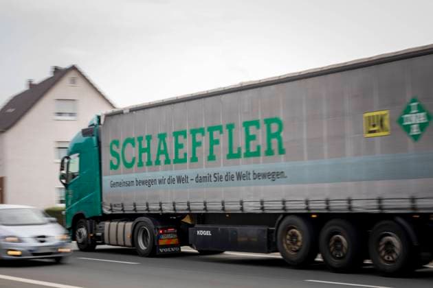 17.09.2020, Reportage Autozulieferer Schaeffler, Stamm- und Hauptsitz Herzogenaurach Ein LKW von Schaeffler in Fahrt Herzogenaurach Bayern Deutschland