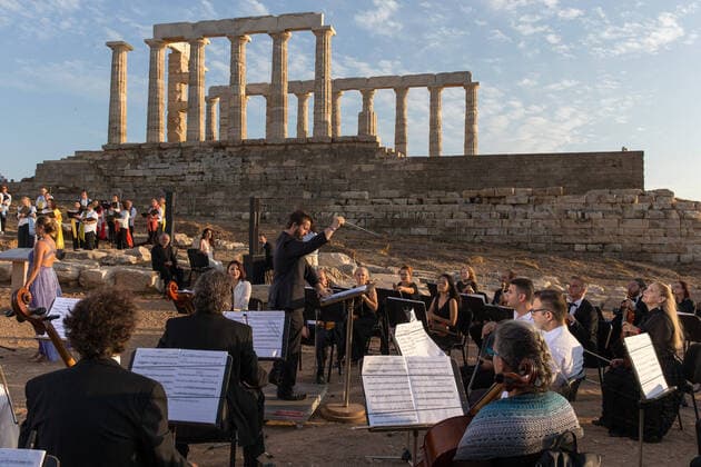 Bilder des Jahres 2020, Entertainment 09 September Entertainment Themen der Woche KW38 Entertainment Bilder des Tages (200917) -- ATHENS, Sept. 17, 2020 -- Musicians perform a musical in front of the ruins of the Temple of Poseidon at cape Sounion, some 70 km southeast of Athens, Greece, on Sept. 17, 2020. On the occasion of the 70th anniversary of the establishment of the Greek National Tourism Organization (GNTO) and the 71st anniversary of the founding of the People s Republic of China and the Mid-Autumn festival, a musical entitled As long as there shall be Achaeans -- Variations on a Sunbeam was staged on Thursday in front of the ruins of the emblematic 2,500-year-old Temple of Poseidon, the god of the sea in Greek mythology. ) GREECE-CAPE SOUNION-MUSICAL-SINO-GREEK FRIENDSHIP MariosxLolos