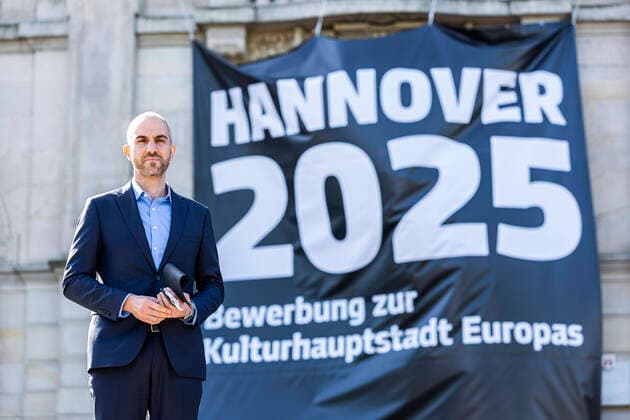 Bilder des Jahres 2020, News 09 September News Themen der Woche KW38 News Bilder des Tages DEUTSCHLAND, NIEDERSACHSEN, HANNOVER, 18.09.2020 - Präsentation des zweiten Bid Books und Konzepts für Hannovers Bewerbung als Kulturhauptstadt Europas 2025 - Neues Rathaus - Oberbürgermeister Belit Onay (Bündnis 90 Die Grünen)auf der Pressekonferenz vor dem Rathaus. Im Hintergrund hängt ein Transparent mit der Aufschrift Hannover 2025 - Bewerbung zur Kulturhauptstadt Europas . Oberbürgermeister Belit Onay (Bündnis 90 Die Grünen) und sein Team Kulturhauptstadtbewerbung (Leitung Melanie Botzki und Inga Samii), stellen das zweite Bid Book und das Konzept zur Bewerbung Hannovers als Kulturhauptstadt Europas 2025 mit einer Inszenierung am und im Rathaus vor.