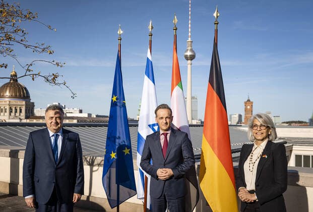 Bilder des Jahres 2020, News 09 September News Themen der Woche KW38 News Bilder des Tages Bundesaussenminister Heiko Maas, SPD, trifft Hafsa Abdulla Mohamed Sharif Alulama, Botschafterin der Vereinigten Arabischen Emirate und Jeremy Issacharoff, Botschafter des Staates Israel in Deutschland zu der Uebergabe einer Kopie der Abraham Accords in Berlin. 18.09.2020. Berlin Deutschland
