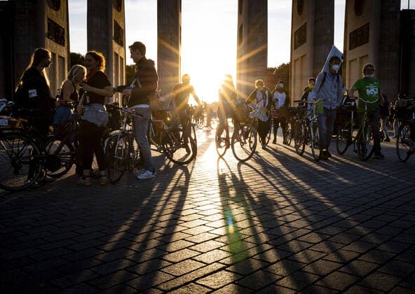Bilder des Jahres 2020, News 09 September News Themen der Woche KW38 News Bilder des Tages Fahrraddemo in Berlin - Ohne Kerosin nach Berlin - , die Protestfahrradtour der - Students for Future - unter den Linden in Berlin. 18.09.2020. Berlin Deutschland