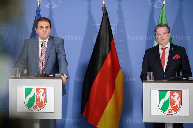 Bilder des Jahres 2020, News 09 September News Themen der Woche KW38 News Bilder des Tages Pressekonferenz zur Absage des Karneval zwischen Landesregierung und Vertretern des Karnevals 18.09.2020, Duesseldorf, Christoph Kuckelkorn der Praesident des Festkomitees Koelner Karneval gemeinsam mit Staatssekretaer Nathanael Liminski bei der Pressekonferenz in der Staatskanzlei in Duesseldorf zur Mittelung der Ergebnisse zwischen Landesregierung und Vertretern des Karnevals zur Absage des Karnevals Duesseldorf Nordrhein-Westfalen Deutschland