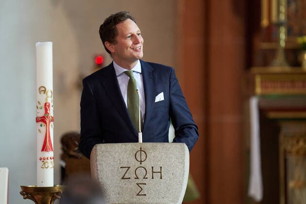 Georg Friedrich von Preußen der Chef des Hauses Hohenzollern, nimmt an einer Feierstunde zur Besiegelung des Vergleichs teil, in dem der Ur-Ur-Enkel von Kaiser-Wilhelm II auf seine Besitzansprüche für die Burg Rheinfels verzichtet. Im Gegenzug erhält die Kira von Preußen Stiftung einen Euro von jeder Eintrittskarte für die Burgruine hoch über St. Goar. Damit sollen etwa für Ferienfreizeiten auch für bedürftige Kinder und Jugendliche aus St. Goar finanziert werden. Kompromiss zur Burg Rheinfels mit Preußen-Prinz wird besiegelt
