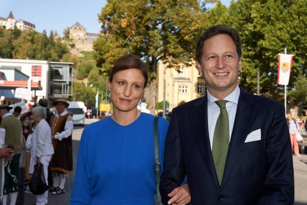 Prinz Georg Friedrich von Hohenzollern und seine Ehefrau Sophie sprechen vor Beginn einer Feierstunde zur Besiegelung des Vergleichs, in dem der Ur-Ur-Enkel von Kaiser-Wilhelm II auf seine Besitzansprüche für die Burg Rheinfels verzichtet, mit Besuchern in preußischer Uniform. Kompromiss zur Burg Rheinfels mit Preußen-Prinz wird besiegelt