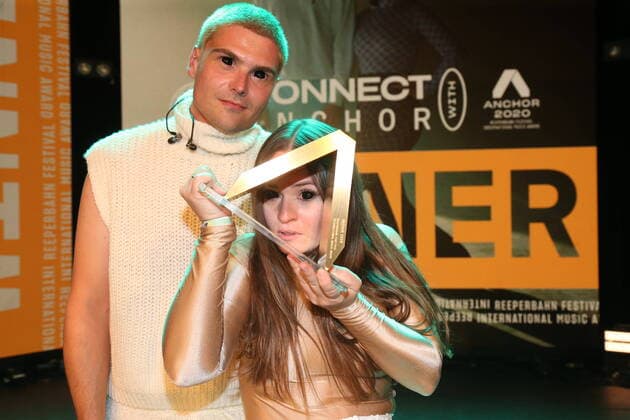 Bilder des Jahres 2020, Entertainment 09 September Entertainment Themen der Woche KW38 Entertainment Bilder des Tages Hamburg Demian und Inez von Ätna aus Dresden bei der Verleihung des Anchor Award 2020 im St. Pauli Theater Hamburg Reeperbahn Festival International Music Award 19.9.2020