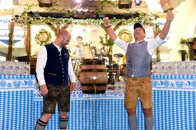 Bilder des Jahres 2020, Entertainment 09 September Entertainment Themen der Woche KW38 Björn Schwarz und Axel Schulz beim Fassanstich bei der 9. Hofbräu Berlin Wiesn im Hofbräu Wirtshaus Berlin. Berlin, 19.09.2020