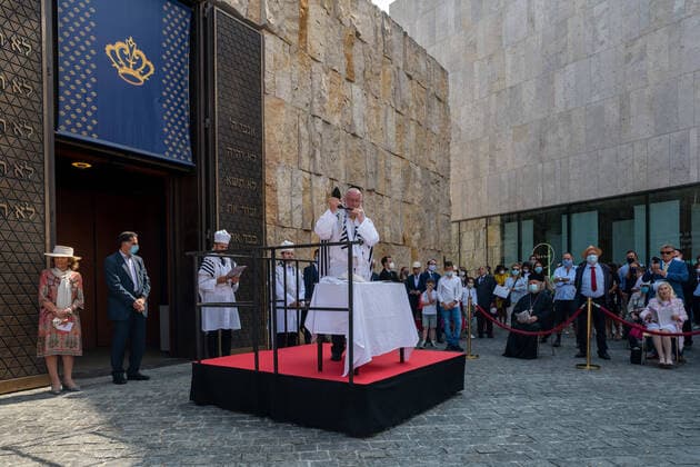 Bilder des Jahres 2020, News 09 September News Themen der Woche KW38 Schofarblasen zu Rosch Haschana Öffentliches Schofarblasen zu Rosch Haschana, dem jüdischem Neujahrsfest vor dem Eingang der Münchner Synagoge am St. Jakobs Platz. Dr. h.c. Charlotte Knobloch spricht ein Grußwort. Rabbiner Shmuel Aharon Bodman bläst das Widerwort. Munich Germany Copyright: xThomasxVonierx