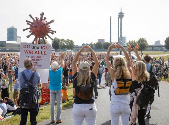 Bilder des Jahres 2020, News 09 September News Themen der Woche KW38 News Bilder des Tages Duesseldorf, Nordrhein-Westfalen, Deutschland - Demonstration gegen die Gesundheitspolitik der Bundesregierung und die Maßnahmen zur Begrenzung der Ausbreitung der Coronavirus-Pandemie, Coronaleugner, Impfgegner und Anhaenger diffuser Verschwoerungstheorien, demonstrieren gegen Freiheitsbeschraenkungen zur Eindaemmung der Coronakrise. Duesseldorf Nordrhein-Westfalen Deutschland
