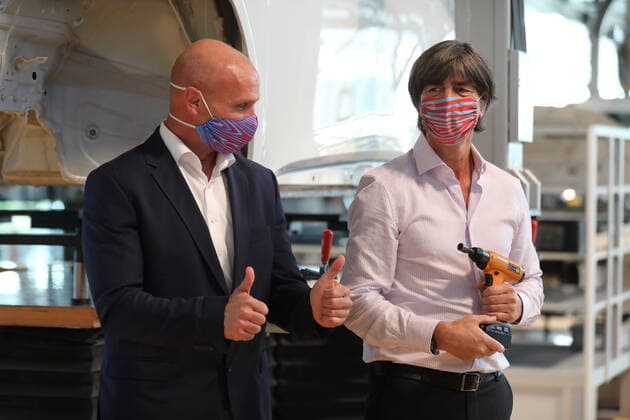 Bilder des Jahres 2020, Entertainment 09 September Entertainment Themen der Woche KW39 Entertainment Bilder des Tages Bundestrainer Joachim Löw (60) holt sich in der Gläsernen Manufaktur seinen Elektro-Volkswagen ID.3 ab, welchen er bei einer Spritztour in Dresden testet (aufgenommen am 23.09.2020) Dresden - Bundestrainer Joachim Löw holt sich VW ID.3 ab