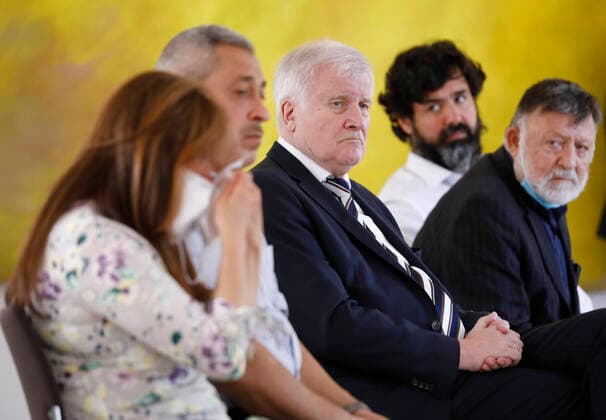 Bilder des Jahres 2020, News 09 September News Themen der Woche KW39 News Bilder des Tages Horst Seehofer, Bundesministerium des Innern, Berlin, Schloss Bellevue, Ansprache BPr Steinmeier bei einem Treffen mit Angehörigen der Todesopfer des Anschlags von Hanau