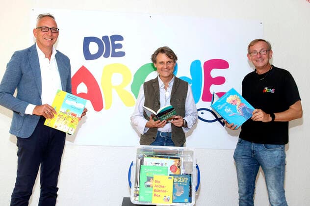Bilder des Jahres 2020, Entertainment 09 September Entertainment Themen der Woche KW39 Entertainment Bilder des Tages Jörg F. Maas, Wolfgang Bahro und Bernd Siggelkow bei der offiziellen Übergabe der Arche-Bücher-Box. Die Stiftung Lesen schenkt dem Kinderhilfswerk Die Arche 27 Bücher-Boxen, die sie exklusiv für alle Einrichtungen in Deutschland zusammengestellt hat. Berlin, 23.09.2020