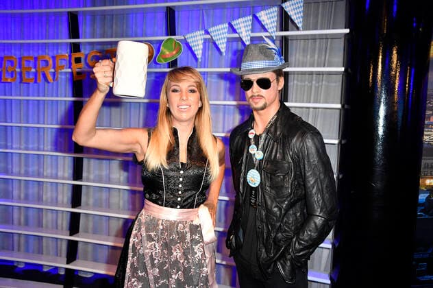Bilder des Jahres 2020, Entertainment 09 September Entertainment Themen der Woche KW39 Entertainment Bilder des Tages Annemarie Eilfeld mit der Wachsfigur von Brad Pitt bei der Eröffnung der Wachs-Wiesn beim Oktoberfest im Madame Tussauds. Berlin, 24.09.2020