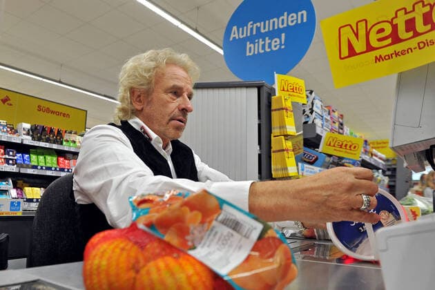 Bilder des Jahres 2020, Entertainment 09 September Entertainment Themen der Woche KW39 Entertainment Bilder des Tages Deutschland rundet auf. Thomas Gottschalk sitzt im Rahmen der Aktion Deutschland rundet auf - aufrunden bitte am 24.09.2020 an der Kasse eines Netto-Marktes in Ratstatt. 20200924MWI25422