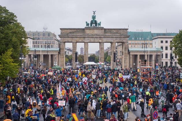 Bilder des Jahres 2020, News 09 September News Themen der Woche KW39 News Bilder des Tages Berlin, Fridays for Future Demo Deutschland, Berlin - 25.09.2020: Im Bild ist der Protest vor dem Brandenburger Tor um 11:23 Uhr zu sehen. Berlin Berlin Deutschland