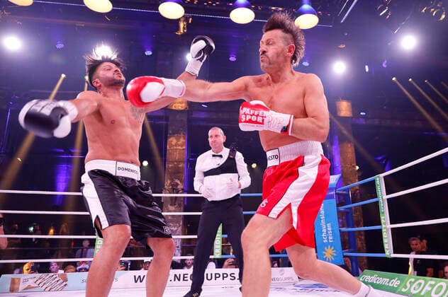 Bilder des Jahres 2020, Entertainment 09 September Entertainment Themen der Woche KW39 Ennesto Monte vs. Domenico de Cicco beim 2. Kampfabend von Das große SAT. Promiboxen in Die Halle Tor 2. Köln, 25.09.2020