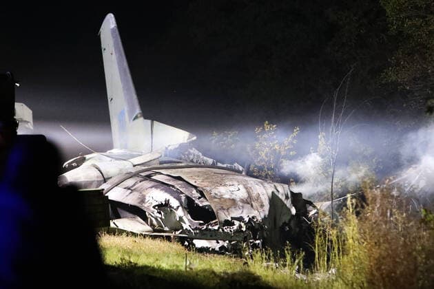 Bilder des Jahres 2020, News 09 September News Themen der Woche KW39 KHARKIV REGION, UKRAINE - SEPTEMBER 25, 2020 - The response effort to the crash of the Antonov AN-26 military transport aircraft of the Ukrainian Air Force is underway near Chuhuiv, Kharkiv Region, northeastern Ukraine. The plane with 20 cadets of the Ivan Kozhedub National Air Force University and seven crew members on board came down at approximately 20:45 local time on Friday, September 25, during a training flight. As reported, 25 people died on the spot, one person died from burns incompatible with life in hospital, while the sole survivor is receiving treatment. Antonov AN-26 plane crash in Kharkiv Region Copyright: xVyacheslavxMadiyevskyyx