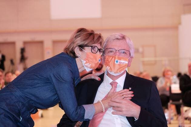 Bilder des Jahres 2020, News 09 September News Themen der Woche KW39 News Bilder des Tages 26.09.2020 xkhx 34508 Willingen (Upland) Landesparteitag der CDU Hessen Hessens Ministerpräsident Bouffier ist in Willingen erneut zum CDU-Landesvorsitzenden gewählt worden und von Ehefrau Ursula gibt es Küsschen mit Mundschutz
