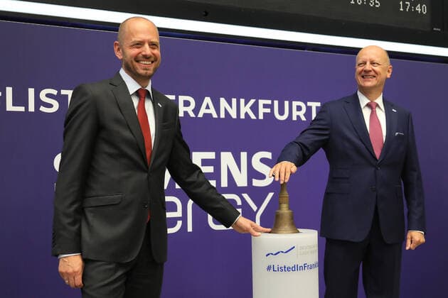 Bilder des Jahres 2020, News 09 September News Themen der Woche KW40 News Bilder des Tages 28.09.2020, Frankfurt, DEU Boersengang der Siemens Energy AG an der Frankfurter Boerse. Christian Bruch, Finanzvorstand der Siemens AG, CFO und Ralf Thomas, Vorstandsvorsitzender der Siemens AG, CEO, mit der Boersenglocke