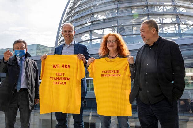 Bilder des Jahres 2020, News 09 September News Themen der Woche KW40 News Bilder des Tages Deutschland, Berlin, Bundestag, FDP Fraktion, Diskussionsveranstaltung ICH BIN EIN HONGKONGER mit dem Chinesischen Künstler Ai Weiwei, links Michael Brand CDU und Magarete Pause B90 Grüne, 29.09.2020
