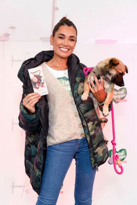 Bilder des Jahres 2020, Entertainment 09 September Entertainment Themen der Woche KW40 Entertainment Bilder des Tages Jana Ina Zarrella mit Hund Cici beim Pressetermin zur Charity-Initinative Tierisch engagiert unterstützt von Fressnapf im Tierheim Köln-Zollstock. Für die Aktion Freundschaft verbindet hat sie ein Freundschaftsarmband designt, dessen Erlöse direkt an den Tierschutz und in tiertherapeutische Einrichtungen fließt. Köln, 29.09.2020