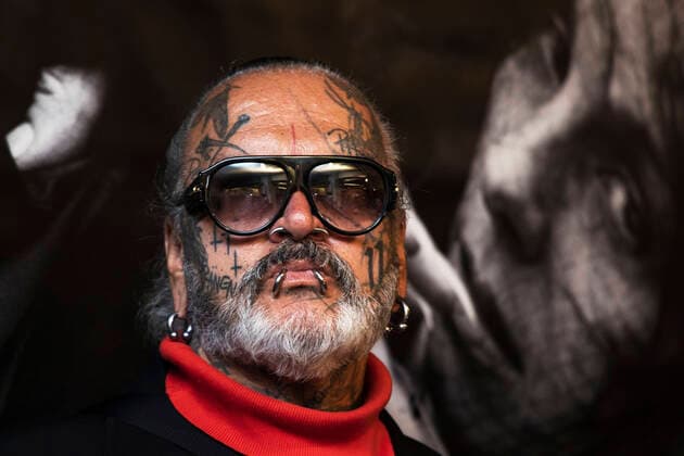 Bilder des Jahres 2020, Entertainment 10 Oktober Entertainment Themen der Woche KW40 Entertainment Bilder des Tages Fotograf und Tuersteher des Clubs Berghain Sven Marquardt waehrend eines Presserundgangs vor der Eroeffnung seiner Ausstellung Stageless im Friedrichstadt Palast in Berlin am 1. Oktober 2020. Ausstellung des Fotografen Sven Marquardt in Berlin