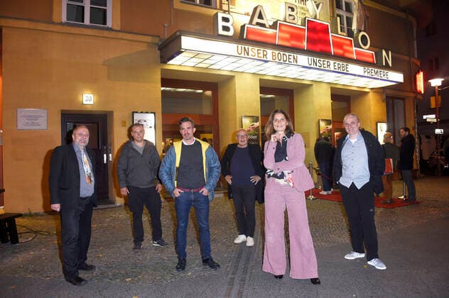 Bilder des Jahres 2020, Entertainment 10 Oktober Entertainment Themen der Woche KW40 Entertainment Bilder des Tages Bernward Geier, David Steyer, Marc Uhlig, Volker Schlöndorff, Sarah Wiener und Stephan Winkler bei der Premiere des Dokumentarfilms Unser Boden, unser Erbe im Kino Babylon. Berlin, 01.10.2020