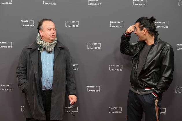 Bilder des Jahres 2020, Entertainment 10 Oktober Entertainment Themen der Woche KW40 Entertainment Bilder des Tages 28. Filmfest Hamburg Hamburg Albert Wiederspiel und Fatih Akin Roter Teppich zur Premiere von Kurz und schmerzlos im Cinemaxx Kino Hamburg Dammtor 2.10.2020