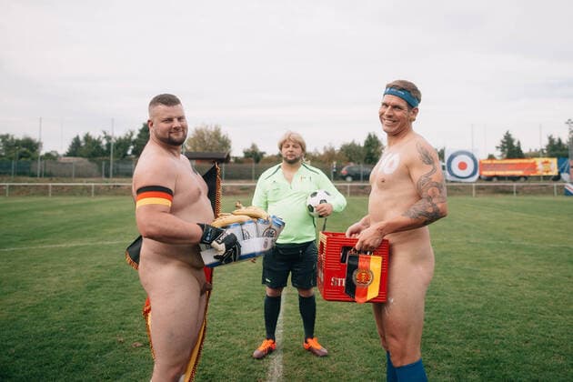 Bilder des Jahres 2020, Entertainment 10 Oktober Entertainment Themen der Woche KW40 News Bilder des Tages NakedFussball Länderspiel DDR - BRD Übergabe der Gastgeschenke waehrend der Aktion von Filmregisseur Gerrit Starczewski nakedFussball für mehr Tradition und Herz - Statt Seelenverkauf und Kommerz im Fussball mit dem Länderspiel und den NACKTionalmannschaften der DDR - BRD (Revanche für 1974) auf dem Sportplatz SV Reinsdorf am 3. October 2020 in Reinsdorf, Sachsen Anhalt, Germany