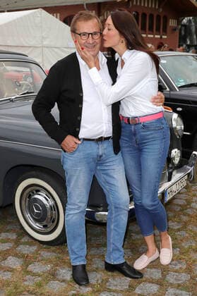 Bilder des Jahres 2020, Entertainment 10 Oktober Entertainment Themen der Woche KW40 Entertainment Bilder des Tages Jan Hofer mit Ehefrau Phong Lan Hofer bei der Ankunft der 7. Hamburg Car Classics Rallye in der Ballinstadt. Hamburg, 03.10.2020
