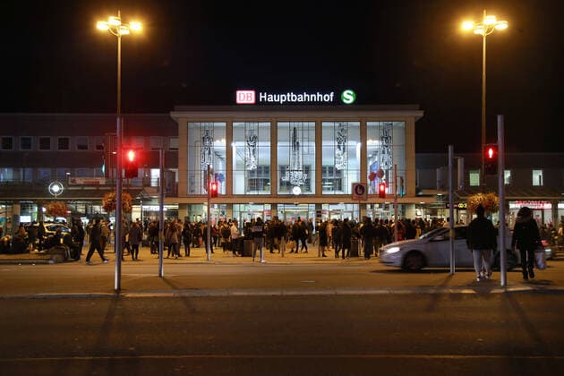 Bilder des Jahres 2020, News 10 Oktober News Bilder des Tages 04.10. 2020 Dortmund, Der Dortmunder Hauptbahnhof ist seit mehreren Stunden gesperrt. Ein herrenloser Rucksack wurde aufgefunden. Der Zugverkehr ist eingestellt, die Fernzüge werden umgeleitet. Die Polizei bewacht die Eingänge zum Bahnhof. Das Gebäude ist geräumt. Das Gelände ist geräumt. Polizei und Rettungskräfte sind vor Ort.