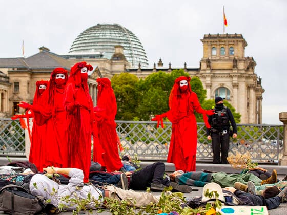 Bilder des Jahres 2020, News 10 Oktober News Themen der Woche KW41 News Bilder des Tages Die Protestaktion Zug der Toten Bäume von Extinction Rebellion ist der Auftakt der Aktionswoche - Die Aktion zieht vom Bundesministerium für Landwirtschaft zum Invalidenpark und soll darauf aufmerksam machen das Wälder wichtig sind und industrielle Landwirtschaft nicht gut ist für die Umwelt. XR-Aktivisten in roten Gewändern gehen durch die liegenden Teilnehmern. auf der Marschalbrücke und drücken mit ihren Händen MItleid aus für die liegenden welche das Baum sterben symbolisieren sollen. Berlin Berlin Germany