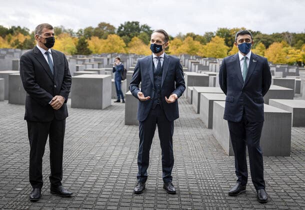 Bilder des Jahres 2020, News 10 Oktober News Themen der Woche KW41 News Bilder des Tages Bundesaussenminister Heiko Maas, SPD, aufgenommen mit Abdullah bin Zayed Al Nahyan, Minister fuer auswaertige Angelegenheiten der Vereinigten Arabischen Emirate und Gabriel Ashkenazi, Minister fuer auswaertige Angelegenheiten des Staates Israel, bei einem Gemeinsamen Besuch des Denkmals fuer die ermordeten Juden Europas in Berlin. 06.10.2020. Berlin Deutschland