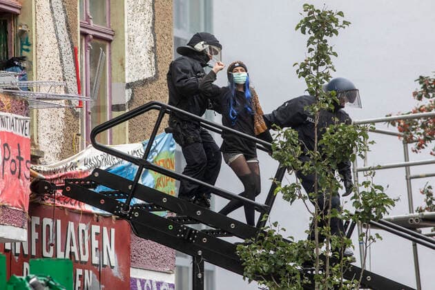 Bilder des Jahres 2020, News 10 Oktober News Themen der Woche KW41 News Bilder des Tages Deutschland, Berlin, Räumung des Linken Alternativen Wohnprojekts L34 Liebigstraße 34, 09.10.2020