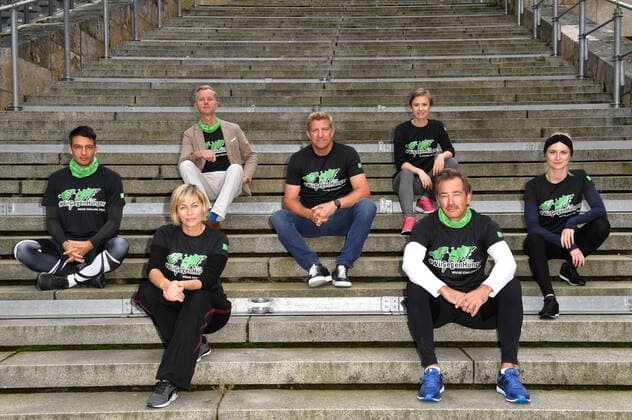 Bilder des Jahres 2020, Entertainment 10 Oktober Entertainment Themen der Woche KW41 Entertainment Bilder des Tages Max Hemmersdorfer, Gesine Cukrowski, Max Raabe, Marko Rehmer, Alina Levshin, Jan Sosniok und Pia M. Barucki beim Fototermin zur sportlichen WocheChallenge im Olympiastadion Berlin. Unter dem Motto Wir können was bewegen! ruft die Welthungerhilfe zu dieser Challenge auf und bittet um Spenden für eine Welt ohne Hunger. Berlin, 09.10.2020