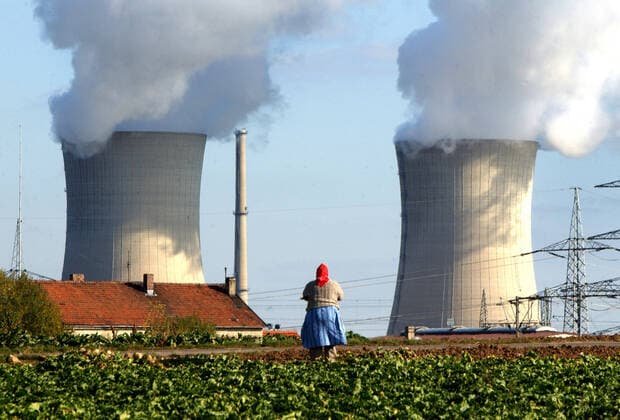 Archivbilder der Woche KW41 Kernkraftwerk Grafenrheinfeld Grafenrheinfeld, Bayern, DEU, 16.10.2003 - Eine Bauerin bei der Feldarbeit am Atomkraftwerk Grafenrheinfeld. Grafenrheinfeld Germany