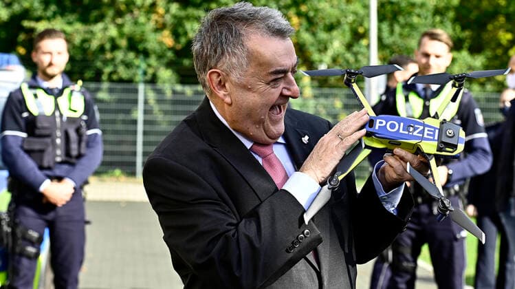 Bilder des Jahres 2020, News 10 Oktober News Themen der Woche KW42 News Bilder des Tages Nordrhein-Westfalen führt Drohnen bei der Polizei ein.Innenminister Herbert Reul stellt die neuen Polizeidrohnen bei einem Pressetermin im Bildungszentrum Neuss LAFP NRW vor.Die Polizei in Nordrhein-Westfalen ( NRW ) wird ab 2021 mit 106 Drohnen ausgestattet.Innenminister Herbert Reul,hält eine Polzeidrohne freudestrahlend in der Hand,fotografiert am 12.10.2020 in Neuss. Â