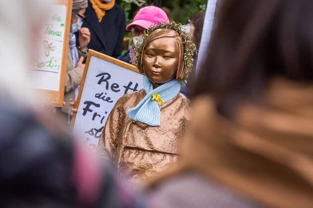 Bilder des Jahres 2020, News 10 Oktober News Themen der Woche KW42 News Bilder des Tages Berlin, Protest für den Erhalt der Friedensstatue in Berlin Deutschland, Berlin - 13.10.2020: Unter dem Motto Berlin, sei mutig! Die Friedensstatue muss bleiben! demonstrieten mehrere hundert Menschen gegen die Entfernung der Statue, welche ein Zeichen gegen sexualisierte Kriegsgewalt darstellt. Im Bild ist die Friedensstatue zu sehen. Berlin Berlin Deutschland