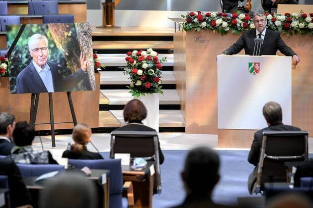 Bilder des Jahres 2020, News 10 Oktober News Themen der Woche KW42 News Bilder des Tages Memorial service for the deceased late State Premier Wolfgang Clement in Bonn Former German Foreign Minister Sigmar Gabriel (R) delivers a speech during the state memorial ceremony to honor the deceased late State Premier Wolfgang Clement in Bonn, Germany, 13 October 2020. Clement, former Prime Minister of North Rhine-Westphalia and Federal Minister of Economics and Labor, died in Bonn on 27 September 2020 at the age of 80. BONN World Conference Center North Rhine-Westphalia Germany