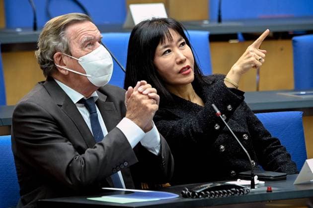 Bilder des Jahres 2020, News 10 Oktober News Themen der Woche KW42 News Bilder des Tages Memorial service for the deceased late State Premier Wolfgang Clement in Bonn Former German chancellor Gerhard Schroeder (L) and his wife Schroeder-Kim So-yeon (R) attend the state memorial ceremony to honor the deceased late State Premier Wolfgang Clement in Bonn, Germany, 13 October 2020. Clement, former Prime Minister of North Rhine-Westphalia and Federal Minister of Economics and Labor, died in Bonn on 27 September 2020 at the age of 80. BONN World Conference Center North Rhine-Westphalia Germany
