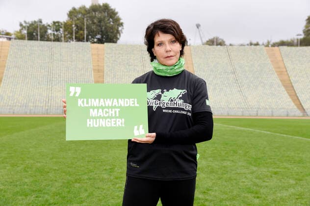 Janina Hartwig beim Fototermin zur sportichen WocheChallenge im Olympiastation München. Unter dem Motto Wir können was bewegen! ruft die Welthungerhilfe zu dieser Challenge auf und bittet um Spenden für eine Welt ohne Hunger. München, 13.10.2020