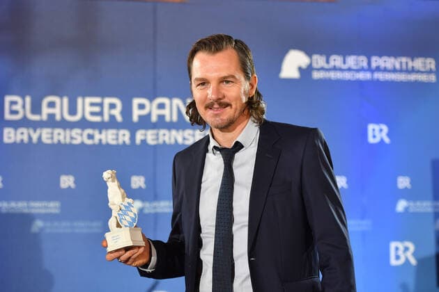Bilder des Jahres 2020, Entertainment 10 Oktober Entertainment Themen der Woche KW42 Entertainment Bilder des Tages Schauspieler Felix KLARE mit seinem Preis Blauer Panther, Bayerischer Fernsehpreis 2020 am 14.10.2020 im Kaisersaal in der Residenz in Muenchen.