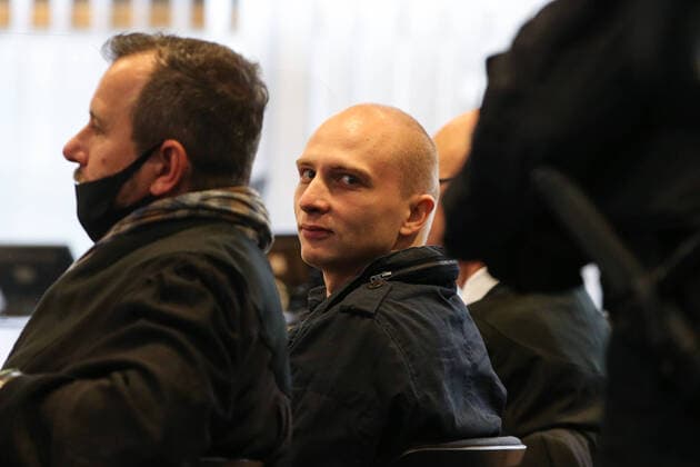 Bilder des Jahres 2020, News 10 Oktober News Themen der Woche KW42 News Bilder des Tages Attentäter Stephan Balliet sitzt im Sitzungssaal mit seinem Anwalt Rutkowski, kurze Zeit später wird er wieder rausgebracht da die Verhandlung heute 15 Minuten später beginnt, da noch nicht alle Personen im Saal sind - Prozesstag Siebzehn im Landgericht Magdeburg gegen den Halle Attentäter Stephan Balliet insgesamt fünf Richterinnen und Richter entscheiden am Ende über das Urteil, ein sechster steht als Reserve parat. Die Vorsitzende Richterin ist Ursula Mertens. 43 Nebenklägerinnen und -kläger sind zum Prozess am Landgericht in Magdeburg zugelassen, die von 21 Anwälten beraten werden. Personen Bitte Pixeln-Personen Unkenntlich machen