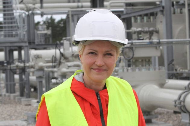 Bilder des Jahres 2020, News 10 Oktober News Themen der Woche KW42 Die Ministerpräsidentin des Landes Mecklenburg Vorpommern Manuela Schwesig besucht am Donnerstag (15.10.2020) die Anlandestation für die im Bau befindliche Ostsee - Pipeline Nord Stream 2. Von der Leitung, die einmal russisches Erdgas nach Europa liefern soll, fehlen derzeit noch 160 km. Durch politische Unstimmigkeiten auf internationaler Ebne kann die Leitung derzeit jedoch nicht zu Ende gebaut werden. Die Ministerpräsidentin steht aber zu dem Projekt und ist für die Fertigstellung der Trasse.