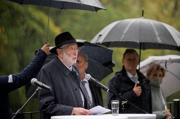 Bilder des Jahres 2020, News 10 Oktober News Themen der Woche KW42 News Bilder des Tages EINWEIHUNG KZ-HÄFTLINGSFRIEDHOF ãAM BADERBERGÒ IN BERGA ELSTER 15 10 2020 - Berga Elster: Carl Flesch (Sohn des in Budapest geborenen Dezsö Flesch, der in Berga Elster ums Leben kam) bei der Einweihung des KZ-Häftlingsfriedhofes ãAm BaderbergÒ in Berga Elster am 15. Oktober 2020. Der Friedhof wurde für die 315 verstorbenen des Außenlagers ãSchwalbe VÒ des Konzentrationslagers Buchenwald errichtet. _________________