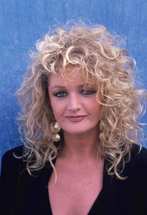 die Saengerin Bonnie Tyler posiert am 10.05.1992 vor neutralem Hintergrund